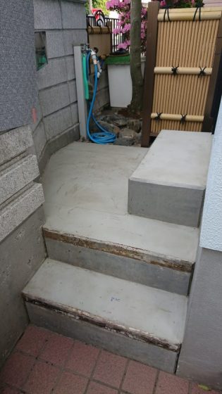 焼津市の某住宅で、お勝手口の床と階段に防滑長尺シートを貼ってきました😁👍
